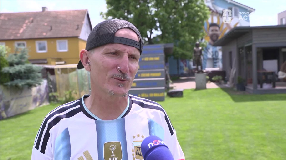 Seznamte se s největším argentinským fanouškem u nás. 🇦🇷 Pan Miloslav má barák v modro-bílých barvách, přejmenoval si ulici a jeho syn se dokonce jmenuje Lionel. ⚽️ Sledujte #FIFAWorldCup na Nova Action a Oneplay. 📺 #NovaSport | #NovaAction