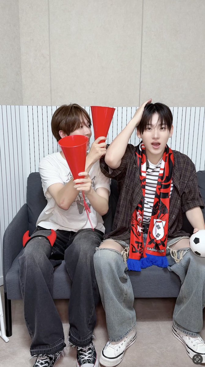 ⚽️ World Cup cheering DON’Ts 🚫 It's Code Red 🚨 Stream now on Spotify #KickFlip #킥플립