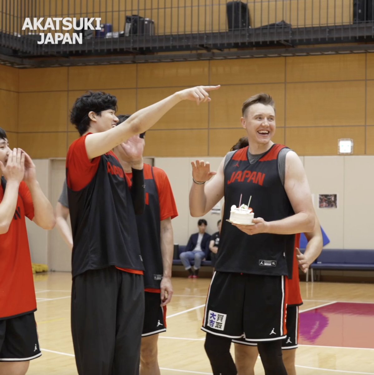 🇯🇵男子日本代表🇯🇵 本日誕生日を迎えたジョシュ・ホーキンソン選手を、練習後にチーム全員でお祝いしました🎂🎉 Josh Hawkinson #AkatsukiJapan
