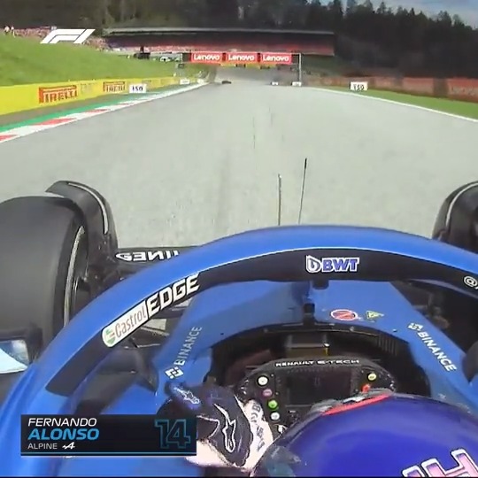 â
Adelanta a Tsunoda por la hierba. â
Le saca la mano para recriminarle que eso no se puede hacer a poca distancia del punto de frenada. Fernando Alonso, señores ð