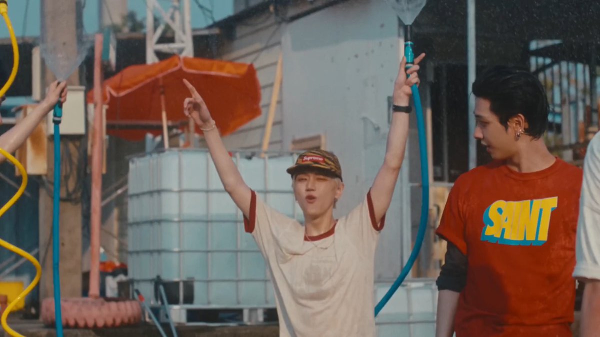 Inilah summer song yang seger itu guys😍 Bonek main-mainlah ke bekasi, siram-siram lah ini biar ada seger-seger kehidupan dan jalanan tidak berdebu -star
