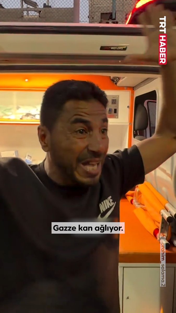 Katil İsrail'in Han Yunus'ta sivillerin sığındığı çadırları bombalamasının ardından Filistinli bir adamın feryadı... ▪️"Herkes Dünya Kupası'nı izliyor, Gazze ise kan ağlıyor."