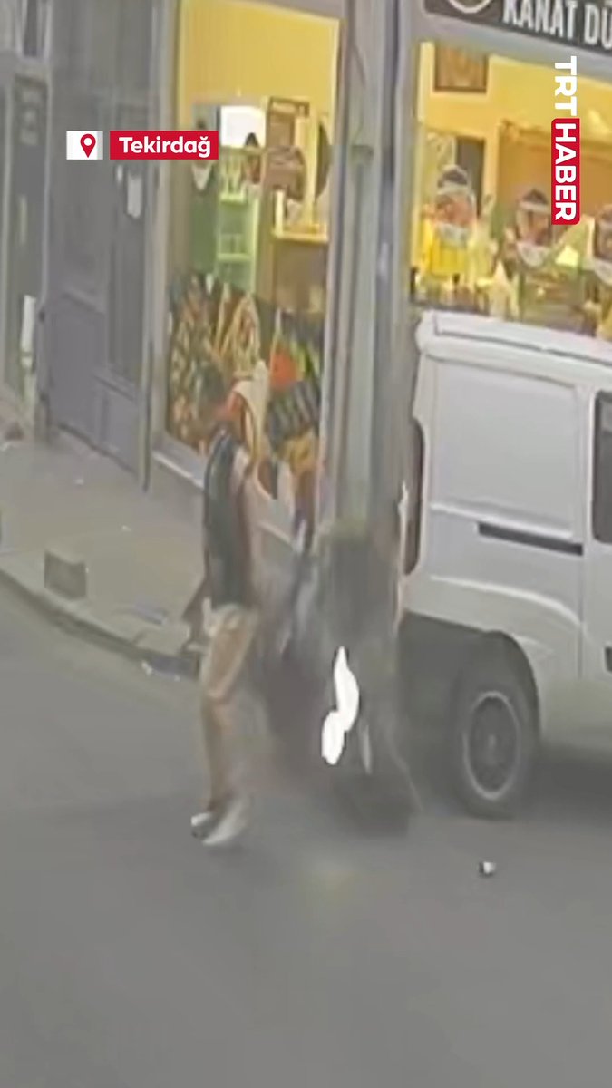 Tekirdağ'da ön teker kaldırarak ilerlemeye çalışan motosikletli, park halindeki araca çarptı. Sürücü yaralandı, bir yaya ezilmekten son anda kurtuldu.