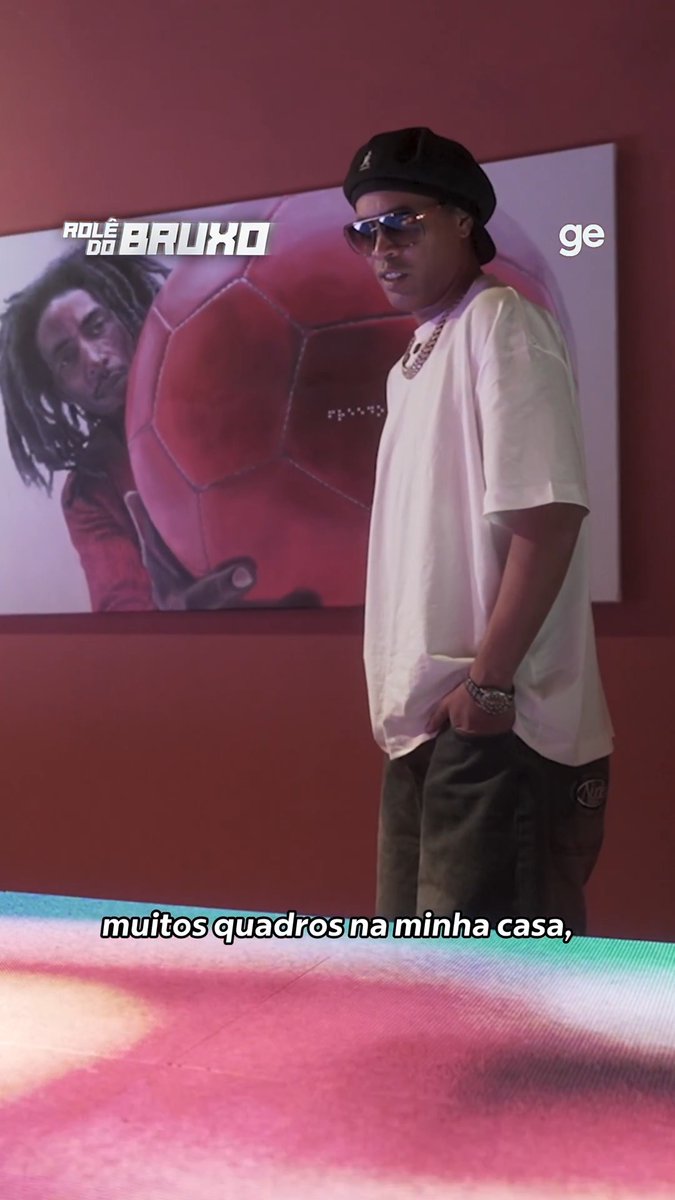 Nos EUA pra acompanhar a Copa, Ronaldinho Gaúcho visitou a exposição “Football is Freedom” (“Futebol é Liberdade”), um tributo a Bob Marley e ao esporte que o cantor amava. 🎤⚽ No rolê, o Bruxo foi guiado por YG Marley, neto de Bob #GloboNaCopa #ge2026 #ronaldinho #roledobruxo