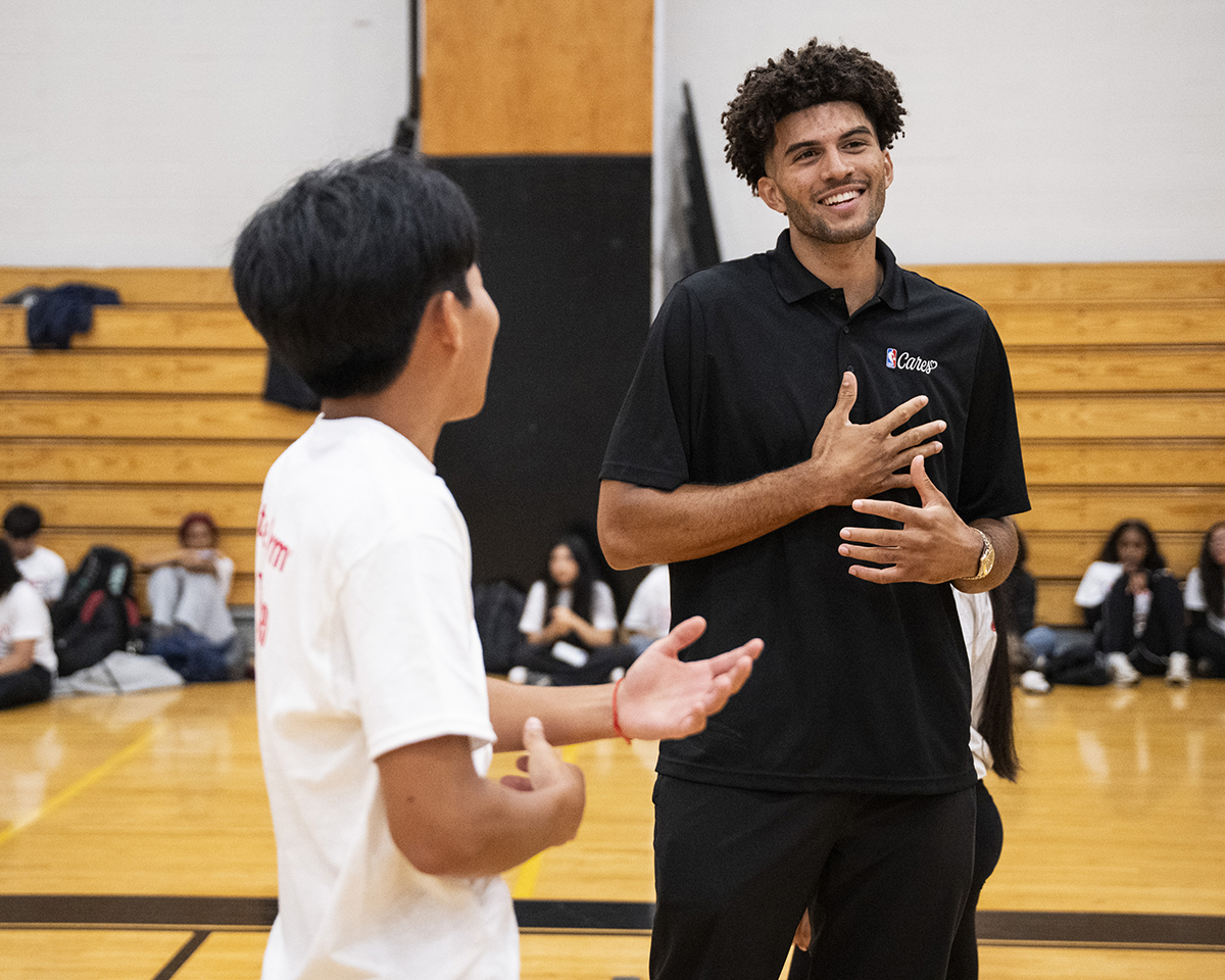 Cameron Boozer, Nate Ament and Darius Acuff Jr. joined State Farm and Heart of America to help open a brand-new STEM lab at the High School of Arts & Technology in NYC! 🚀🏀 From celebrating the renovated space to engaging with students through hands-on activities, the day was all about empowering the next generation of innovators.📚🔬