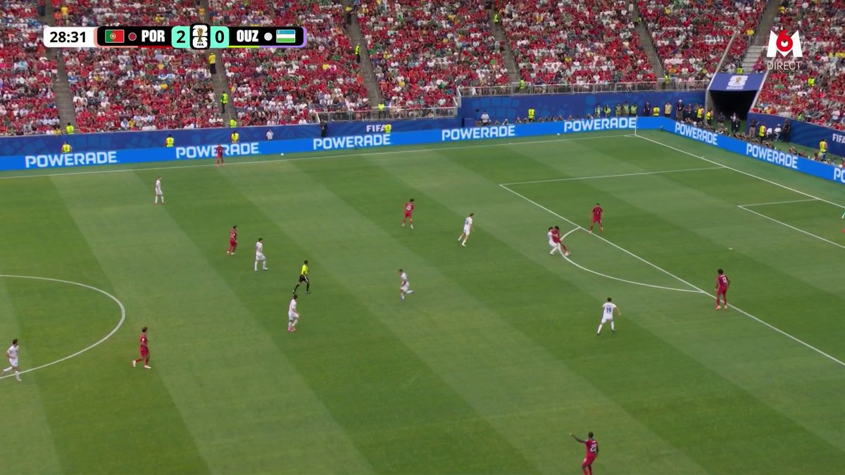 Ganiev pensait relancer l'Ouzbékistan d'une frappe exceptionnelle, mais l'arbitre signale finalement une faute sur João Cancelo au début de l'action. Le but est refusé. Le Portugal mène toujours 2-0. Suivez le match sur M6 et M6+ : #CDM2026 #FIFAWorldCup #POROUZ