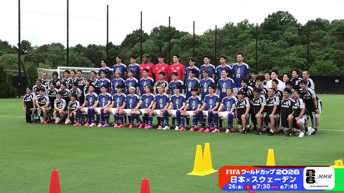 サッカー FIFAワールドカップ2026 日本代表は現地22日 練習前に集合写真の撮影 サポート役で同行の 南野拓実選手は「8」 吉田麻也選手は「22」 ユニフォーム姿で一緒に撮影 日本 × スウェーデン 26(金)あさ8時キックオフ 🔽最新情報は #FIFAWorldCup #そのすべてをNHKで