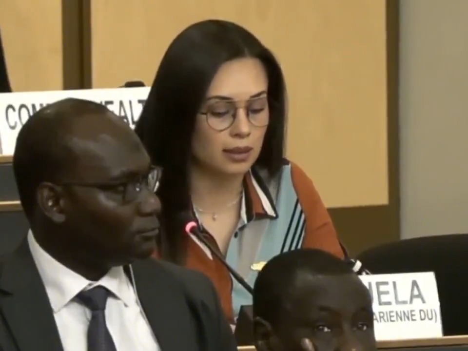 Representante de Delcy Rodríguez acusa a "factores externos" de causar la migración venezolana, negando toda responsabilidad en la migración forzada de más de 8 millones de venezolanos. Culpan a las sanciones, sin mencionar la corrupción, la persecución política, la crisis en servicios básicos y el despilfarro de recursos. Las declaraciones fueron hechas durante el debate sobre el informe del Relator Especial sobre migrantes, Gehad Madi, en el Consejo de DDHH ONU. Aceptar la responsabilidad estatal es el primer paso. Sin desmantelar las políticas represivas que causaron la migración forzada, el retorno digno de más de 8 millones de venezolanos es imposible.