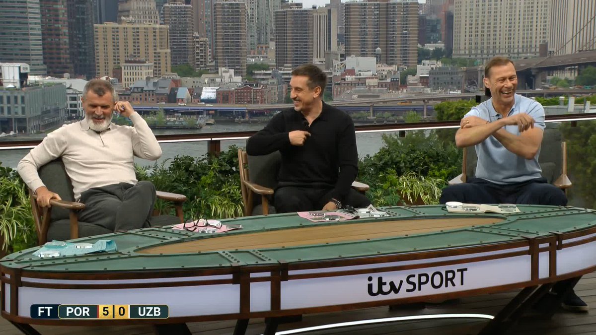 "Be quiet you, I'm talking" 😅 Roy Keane has something to say about Gary Neville's international caps...