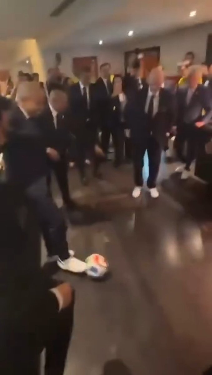 Ronaldo, Kaká, Roberto Carlos, Cafú, haciendo un rondo con Gianni Infantino al medio. 😅 🇧🇷 Nunca le prestaron el balón. 🫣