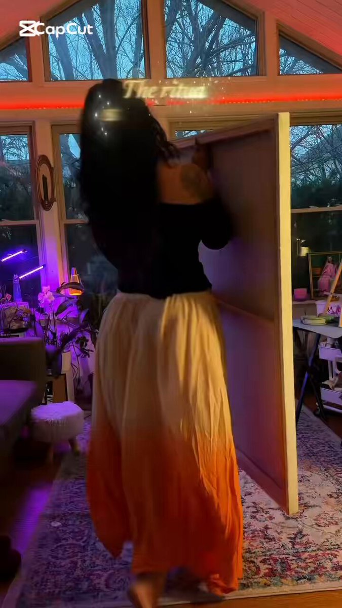 Not a single person paying attention to w.e. recipe she was cooking 🍑😍
