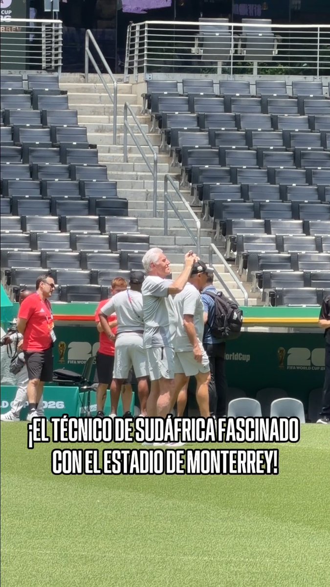 ¡EL TÉCNICO DE SUDÁFRICA TOMANDO FOTOS DEL ESTADIO MONTERREY! 😍 🏟️ Hugo Broos enamorado de los estadios mexicanos en esta Copa del Mundo 🇲🇽 ❤️
