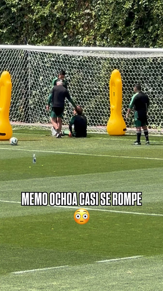 🚨 ¡Memo Ochoa casi se nos lesiona en pleno entrenamiento del Tri! Se quedó un momento sentado en el césped.