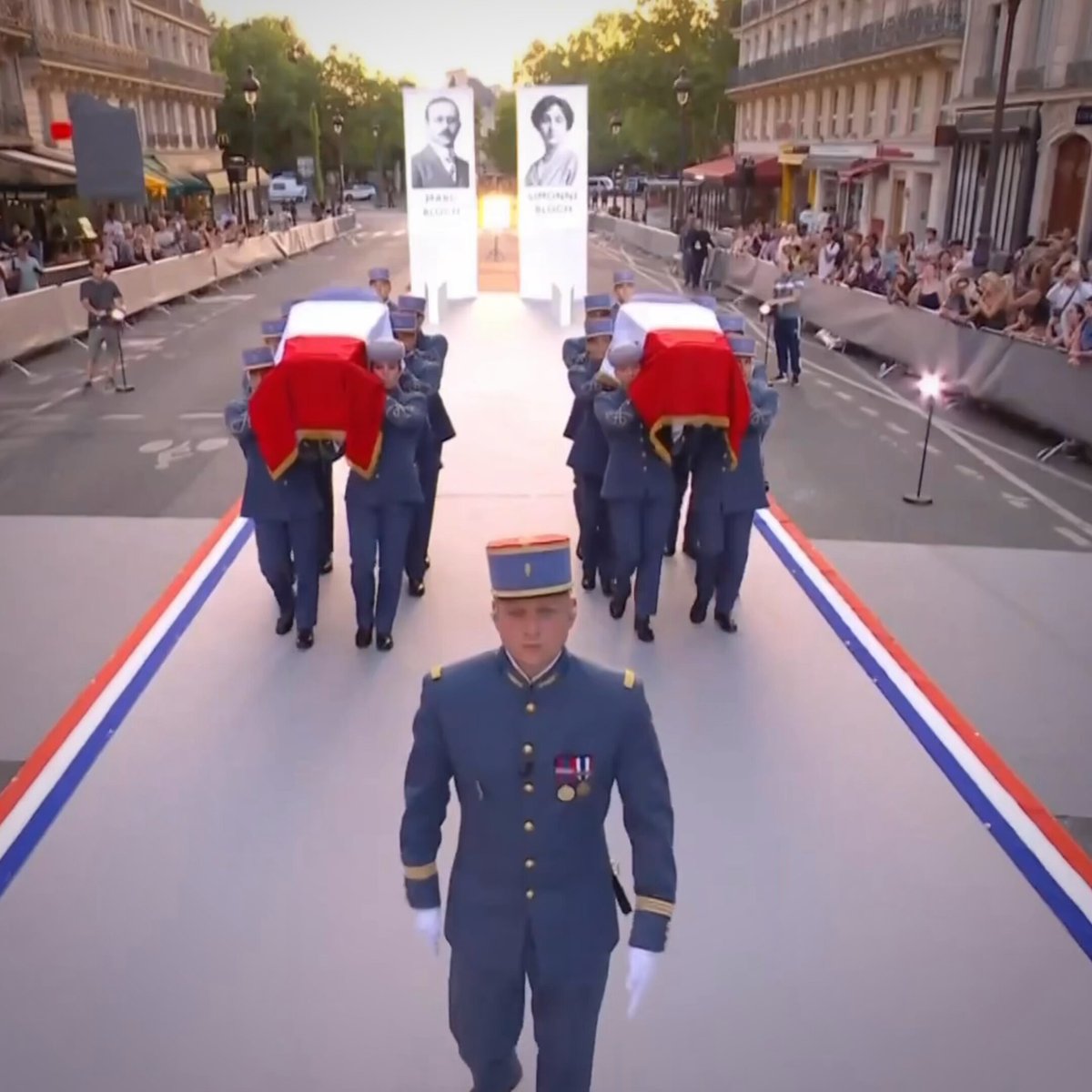 Le courage n’est pas affaire de carrière ou de caste, écrivait Marc Bloch qui opposa à la brutalité de son époque les armes de l’esprit et de la vérité. Il entre ce soir au Panthéon auréolé du courage de la France résistante, de l’armée des ombres qui prit tous les risques dans la clandestinité et le secret des maquis. Qui versa le sang pour que vivent l’honneur, la liberté et la justice.