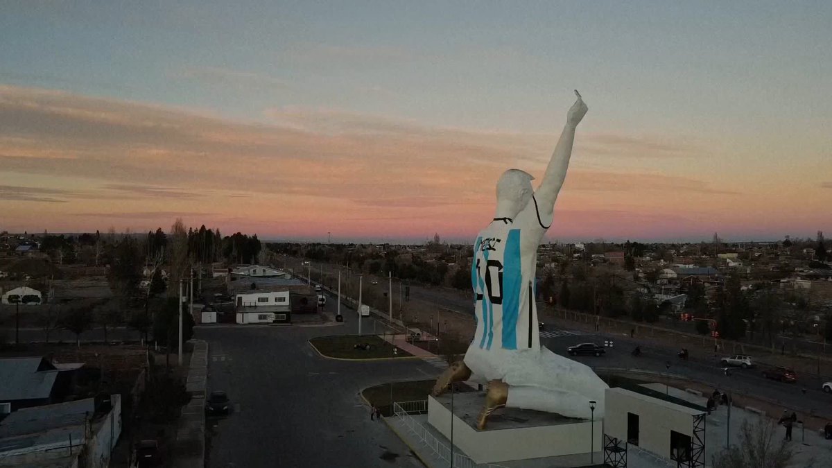 Lionel Messi has been honoured with two new monuments in Argentina, with a mural near Buenos Aires and a statue in Patagonia 🎨
