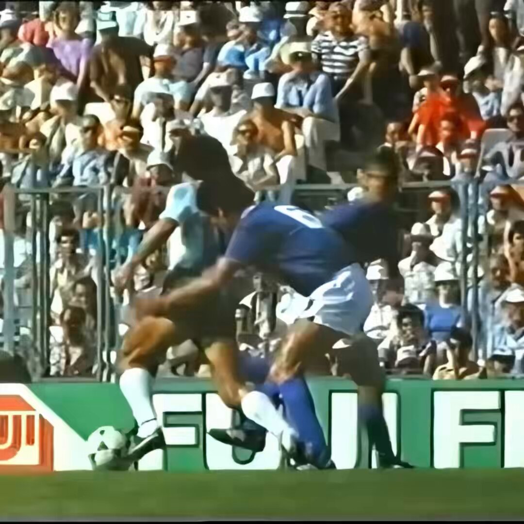 🇦🇷 Na sua estreia em Mundiais, em 1982 (Espanha), Maradona sofreu com marcações pesadas. O jogo contra a Itália ficou marcado pela implacável perseguição do zagueiro Claudio Gentile, que fez diversas faltas duras no craque