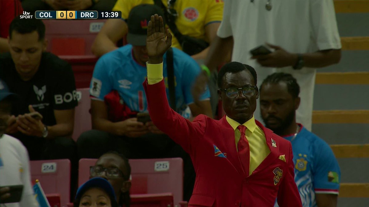 Legendary DR Congo fan Lumumba Vea is HERE 🇨🇩 Made famous for his living statue routine during matches