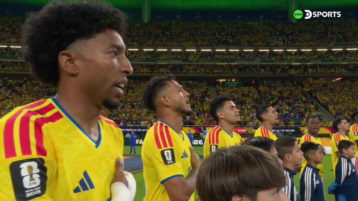 Se nos eriza la piel 🇨🇴 La hinchada colombiana canta el himno con el corazón 💛💙♥️