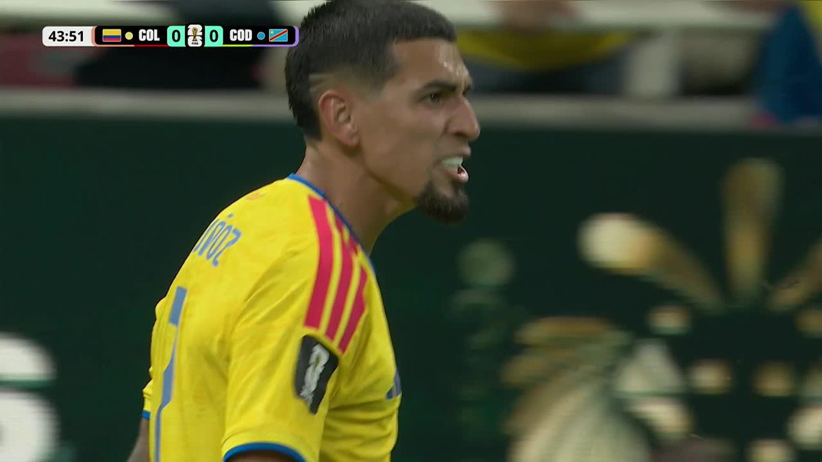 REGAÑO DE DANIEL MUÑOZ Bien el lateral de la Selección Colombia reclamando a sus compañeros que no acompañan la presión. Mientras James Rodríguez caminando.