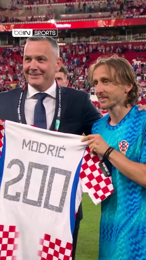 👏🇭🇷 لوكا مودريتش يحصل على تكريم خاص عقب خوضه للمباراة 200 مع منتخب كرواتيا والـ21 في كأس العالم #كأس_العالم2026 | #مونديال2026 | #كأس_العالم #beINWC26 | #FIFAWorldCup2026 | #FIFAWorldCup