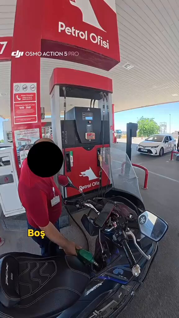 Petrol Ofisi’nde yakıt almak için sıraya giren motosiklet sürücüsü, kendisinden sonra gelen otomobillere önce yakıt verilmesine tepki gösterdi. Motorcu ile pompacı arasında çıkan tartışma kask kamerasına yansıdı.