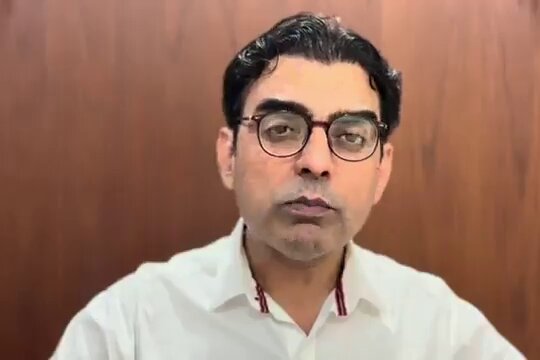 میں اُن شر پسندوں کے بارے میں سوچ رہا ہوں جنہوں نے فیلڈ مارشل کے ساتھ ملاقات کے بعد کہا تھا کہ جن کو ایران سے محبت ہے وہ ایران چلے جائیں اور عاصم منیر امریکہ چلا جائے اس شرپسندی میں یوٹیوبر ٹولہ صدیق جان رضوان گلٹہری جیسے پیش پیش تھے