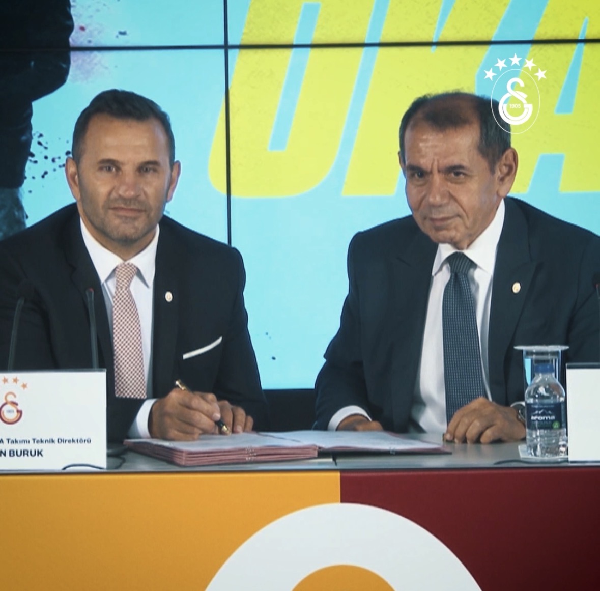 📅 TARİHTE BUGÜN | 24.06.2022 🏆 𝐖𝐢𝐧𝐧𝐞𝐫 Okan Buruk, Galatasaray Teknik Direktörü olarak ilk imzasını attı; tarihe geçen başarılarla dolu dört yılda altı kupa kazandırdı. 💛❤️ #DOMİN4SYON