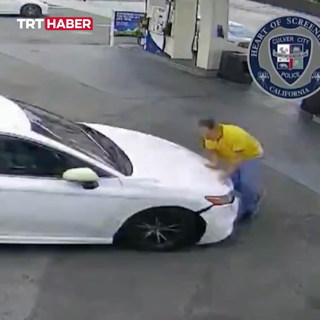 Los Angeles'ta bir aracı bıçak zoruyla gasbeden şüpheli en az 10 kişiye çarptı. 45 yaşındaki saldırgan gözaltına alındı.