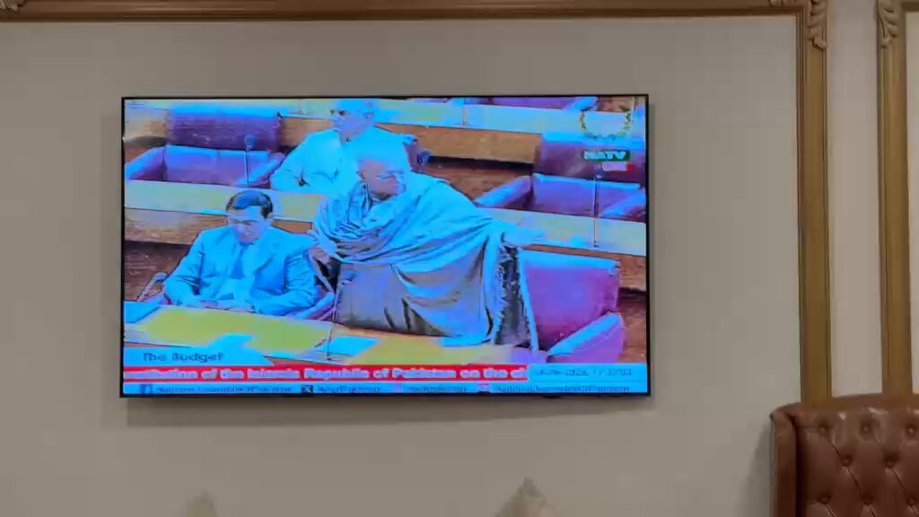 آپ کی کل کی باتیں مجھے بری لگیں، میں پاگل ہوں فوج کے خلاف بات کروں، وزیراعظم سے ملوں گا ان سے کہوں گا جو بچے جیل میں ان کو رہا کریں،اس ملک کو بہترین بنانے کے لیئے مل کر چلنا ہے، اپوزیشن لیڈر محمود اچکزئی