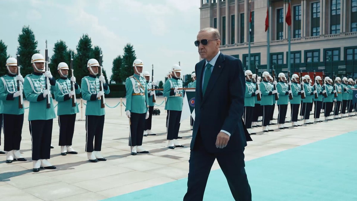 AK Parti için mücadele kavramı hiçbir zaman koltuk kapmak, kişisel ikbal kazanmak, iktidara gelerek birilerine imtiyaz dağıtmak anlamı taşımadı. İktidara gelmeyi tek başına bir hedef olarak değil, ülkeye hizmet etmek, milletin dertlerine derman olmak için fırsat olarak gördük.