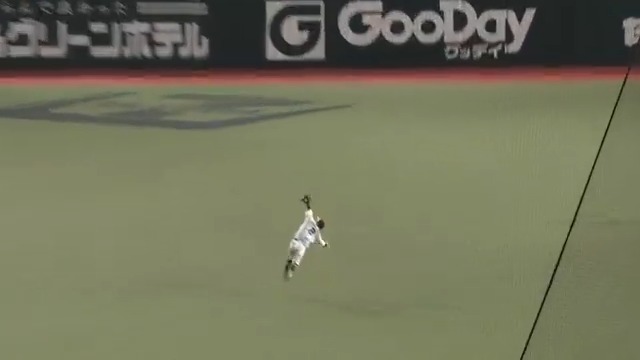 背走しながら最後は追いつく！👏 球際の強さが光る！💪 福岡ソフトバンク 牧原大成 選手のファインプレーでピンチを切り抜ける！🙌 👇スマホ・テレビで試合観戦！