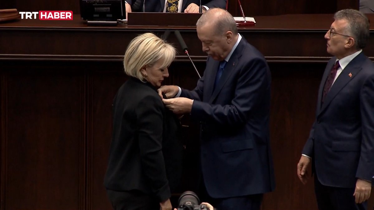CHP’den istifa eden İstanbul Milletvekili Nimet Özdemir, AK Parti’ye geçti. Özdemir’e rozetini Cumhurbaşkanı Erdoğan taktı.