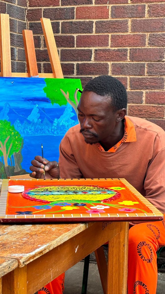 When most people think of prison, they picture steel bars, locked gates and lost freedom. But at a correctional facility in Johannesburg, South Africa’s largest city, visitors are greeted by something unexpected: an art gallery.