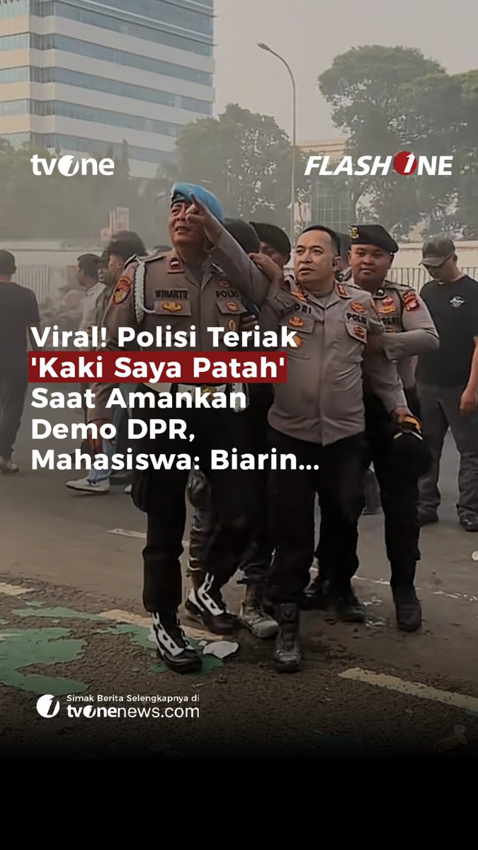 Video seorang anggota kepolisian yang berteriak “Kaki Saya Patah” saat mengamankan aksi demonstrasi di depan Gedung DPR RI viral di media sosial. Selengkapnya di video berikut ini! #ForYourInformation #CariBeritaditvOne #Demo #AKBPAdri #Jakarta #FYI02 #ZA03