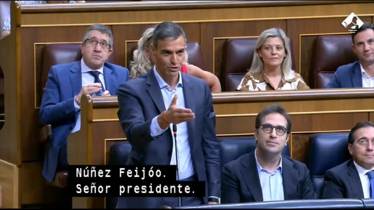 🟦 Feijóo: "¿Ha hecho la declaración de la renta y patrimonio?" 🟥 Sánchez: "Si quiere hoy mismo la presento con usted, lo hacemos público y así nos enteramos de cuánto paga su partido por el alquiler de la vivienda que tiene en El Viso" 🟦 Feijóo: "¿Pero por qué se pone así?"