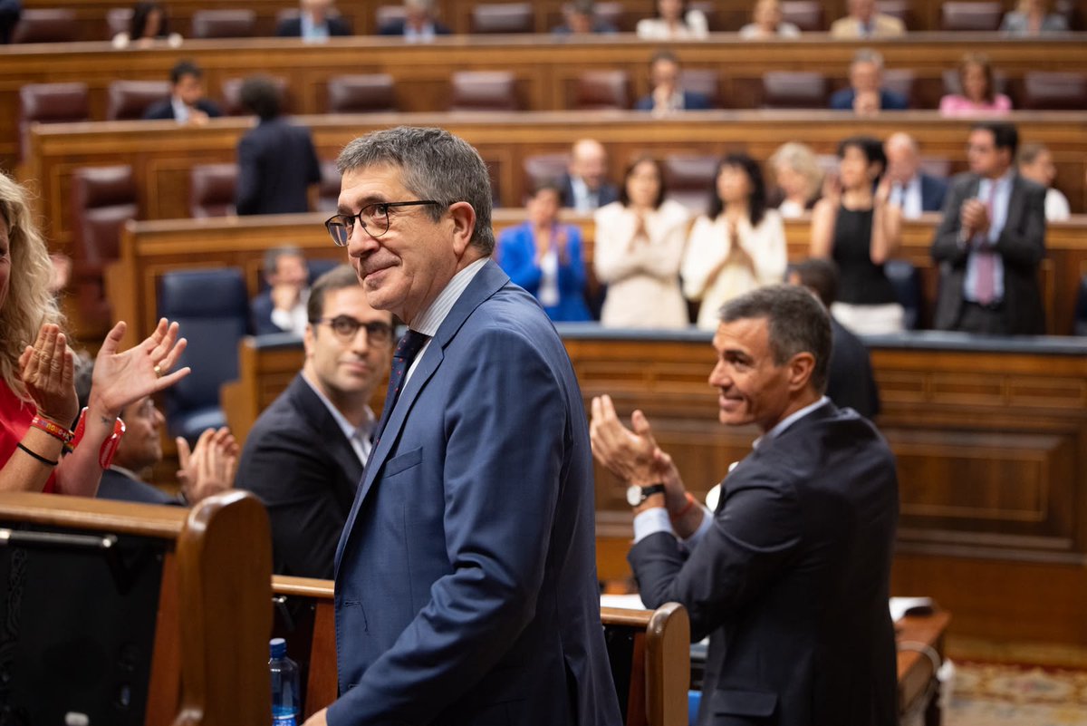 Feijóo me ha dicho: “Si se levanta su padre y ve lo que hace usted, no se lo perdonaría jamás”. Señor Alberto Núñez Feijóo, para hablar de mi padre tendría que nacer tres veces: ➡️ Una por las veces que le golpearon en comisaría. ➡️ Otra por las veces que estuvo encarcelado. ➡️ Y otra por el destierro que sufrió por defender la libertad. Mientras que el fundador de su partido formaba parte del Gobierno de esa dictadura, así que Feijóo, deje de ser tan RUIN.