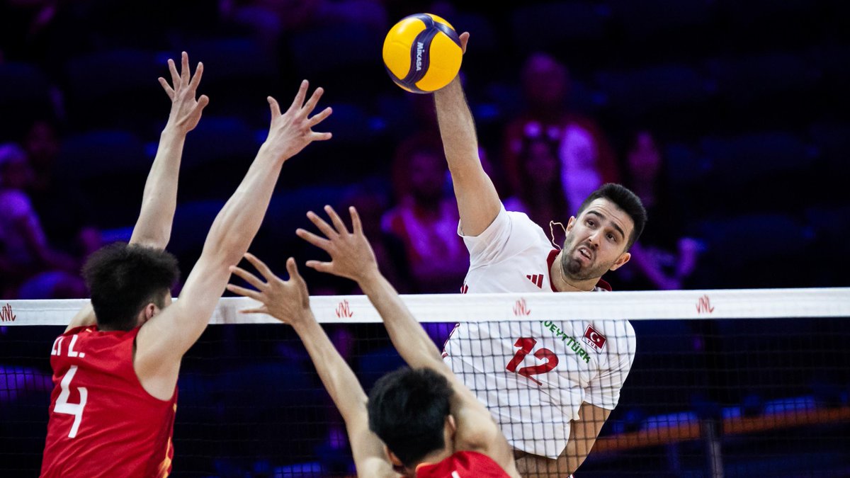 #VNL2026: OPENING WITH A WIN 🇹🇷💥 Türkiye start Week 2 in Gliwice 🇵🇱 with a commanding 3-0 victory over China 🇨🇳. Adis Lagumdzija delivered a match-high 18 points to lead the Turkish attack. 💥 📺 Catch the action on VBTV: 🏐 #BePartOfTheGame #Volleyball