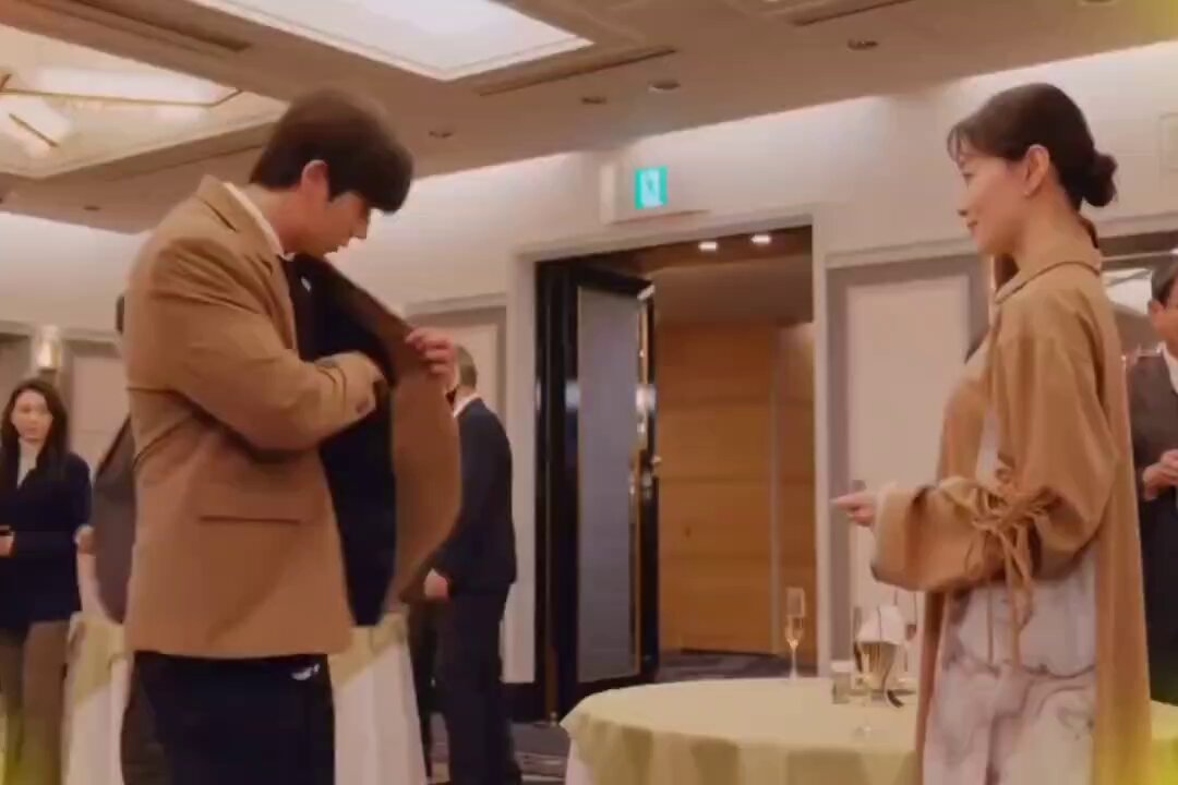 🐶 안녕하세요 돌체앤쇼콜라 채종협입니다 🐶 아! 채종협이 아닌데..🫢 🐶 하......😔 실수로 찐 자기소개 하고 놀라가지고 얼굴 시뻘개지고 손 파르르 떨면서 무너지는거 개웃 골때려ㅠㅠㅋㅋ
