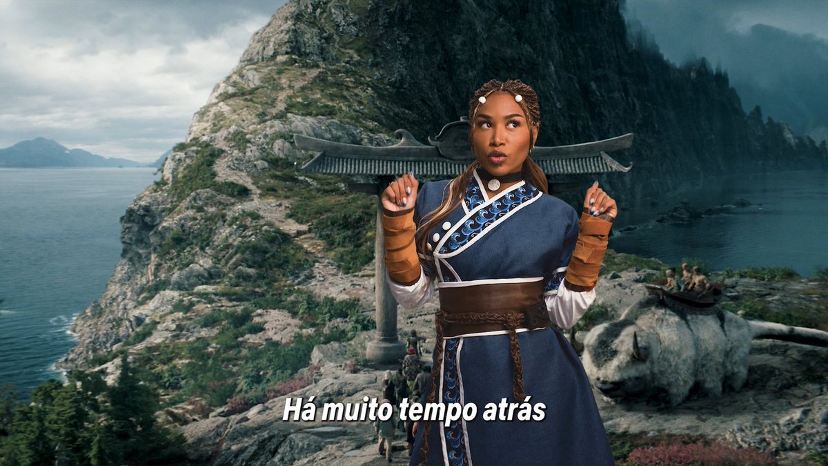 SIMPLESMENTE A EBONY SENDO NOSSA KATARA. A ebony passou aqui pra relembrar tudo o que rolou na 1ª temporada de Avatar: O Último Mestre do Ar e avisar que a nova chega amanhã. 🌊⛰️🔥💨