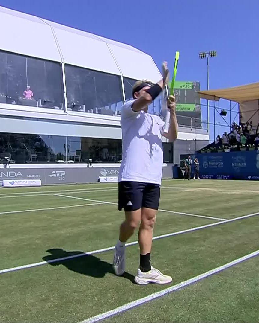 Davidovich Fokina at home 🇪🇸 The No.2 seed defeats Adam Walton 6-4 7-5 to kick-off his Mallorca campaign! #MallorcaChampionships