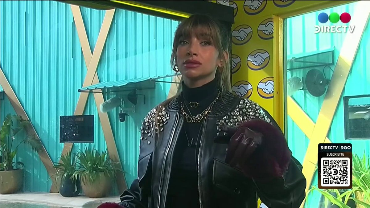 Sol: "Yo fui televidente un mes cuando estuve afuera y realmente prender la tv y ver esto... me da daba rabia, vergüenza y me daba dolor pq no piensan en la gente que decide vernos" "Les pido a todos que castiguen eso pq si no va hacer una bola que no va frenar nunca" "Les están faltando el respeto gente y me indigna les pido de todo corazón que castiguen eso" #GranHermano