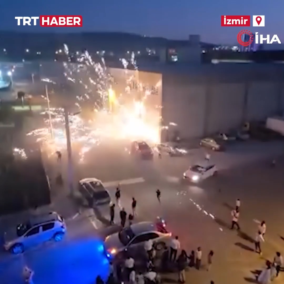 İzmir’de bir nişanda havai fişekler, yanlışlıkla misafirlerin üzerine doğru ateşlendi.