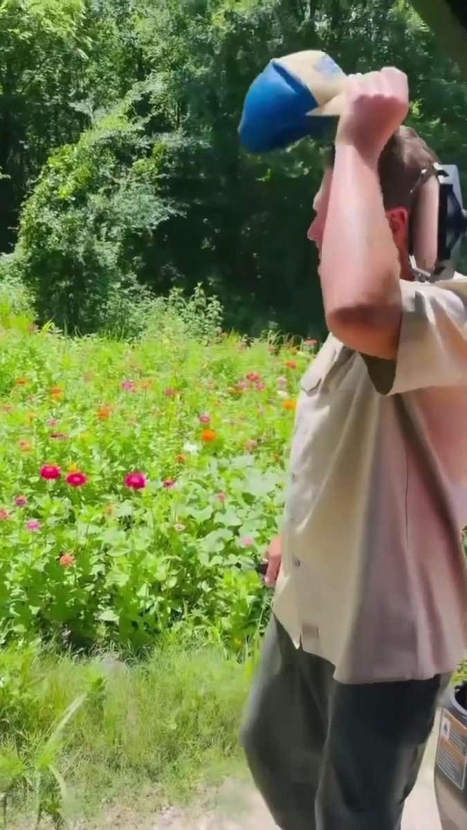 Forget a dozen roses - Blake Shelton grew an entire garden for Gwen Stefani! 😮 The No Doubt singer was so excited as she returned to see all the colourful blooms thriving on their Oklahoma ranch, planted by her devoted husband of 5 years 🥹🌸💗 📽️ : #gwenstefani #blakeshelton #oklahoma #couplegoals