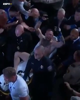 Conor, kırık bacağıyla sedyede dans ediyor (2021) 😂