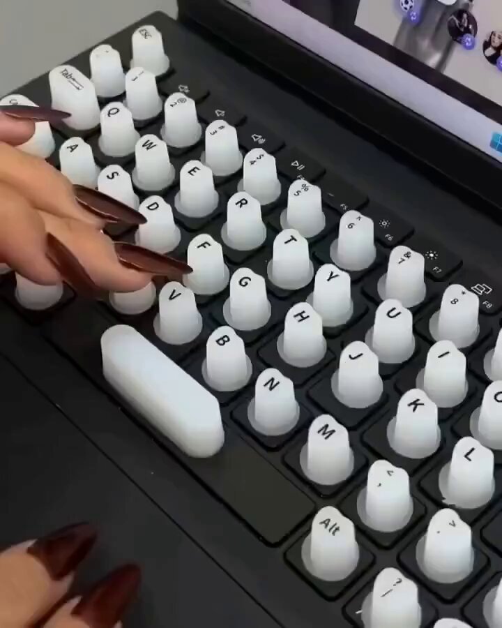 Una mujer diseñó este método increíble para no dañar sus uñas en el trabajo