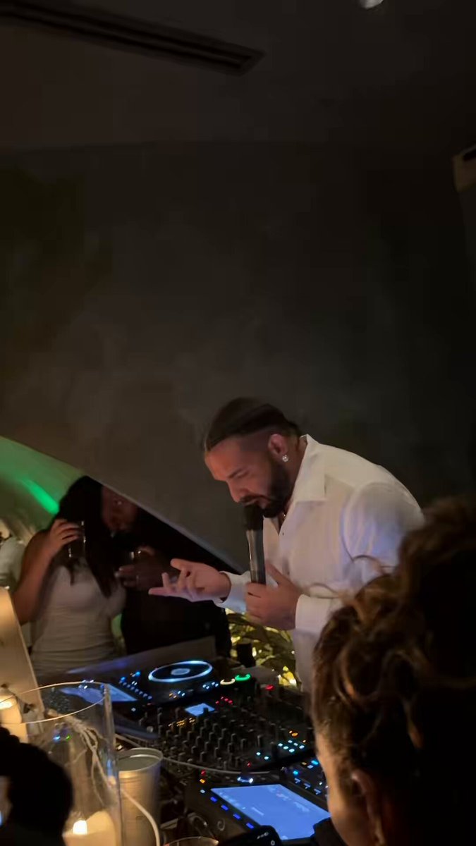 Drake before playing “All My Ex’s Live In Texas” by George Strait at the club “Shit might get a little different from what you’re used to hearing at the club but I know me and Ben will understand that”