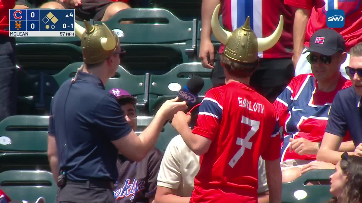 Honorary Norwegian Steve Gelbs and his new friend Philip get the chants going at Citi Field 🇳🇴