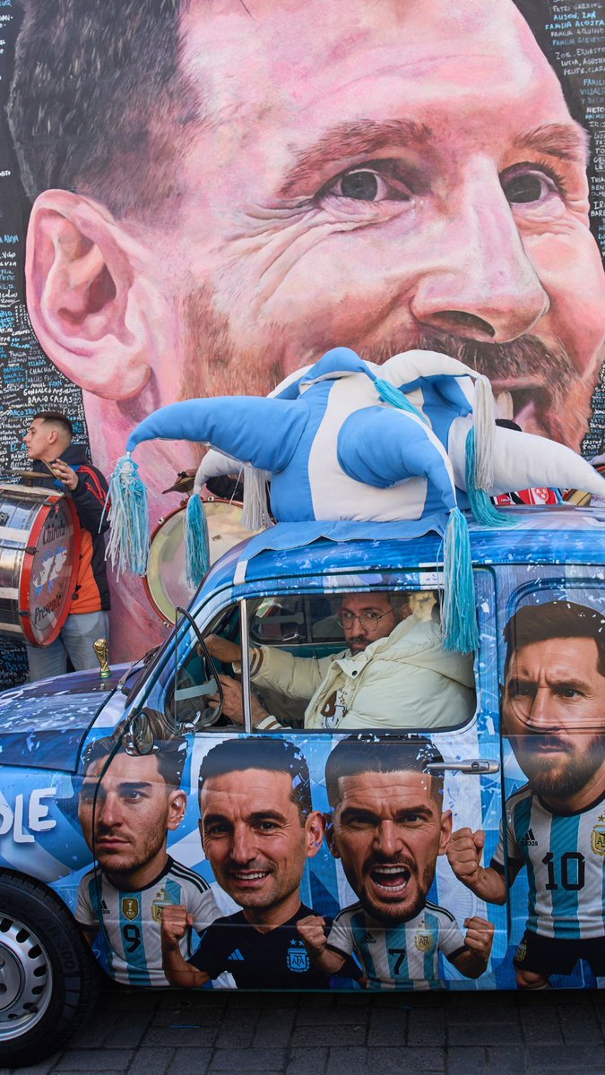 Two tributes to Lionel Messi reflected Argentina’s devotion to its captain during the 2026 World Cup: a monumental statue in Patagonia and a collective mural near Buenos Aires. Around 20 people worked for a year and a half on the structure of the statue, which stands 85 feet high. Leonel García painted the hyperrealistic mural of a smiling Messi surrounded by the names of more than 1,300 supporters. #LionelMessi #Messi #Argentina #WorldCup #2026WorldCup