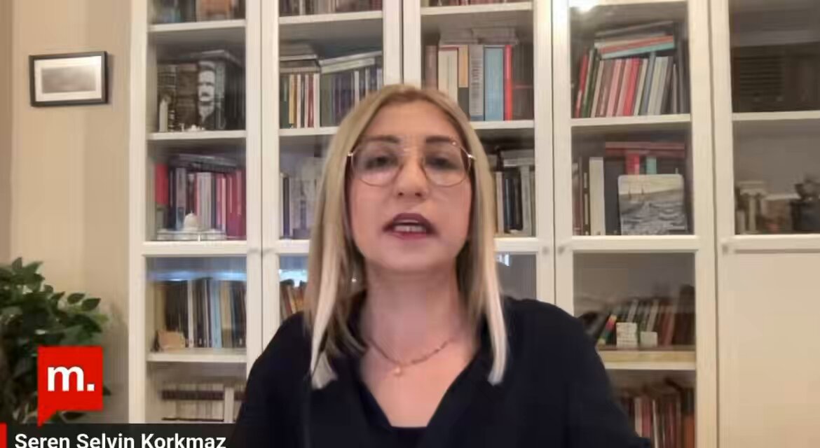 2024 sürecine damgasını vuran “iktidar” sloganı yerine “kurultay” sloganının daha yüksek sesle çıkması sembolik olarak çok şey ifade ediyor. Özel “yürüyelim arkadaşlar” dese de yürüyüşün hedefi muğlaklaştıkça kitleyi ve örgütü bir arada tutacak tutkal da aşınabilir. Kılıçdaroğlu ekibi ise süreci zamana yayarak Özel’i yer yer kavgaya çağırıp, yer yer tansiyonu düşürerek gündemi ve alanı belirlemeye çalışıyor. Bu iktidar-muhalefet hattındaki alışılagelmiş oyun şimdi CHP içine taşındı. Özel belirlenen gündemde defans-reaksiyon çizgisinde mi gidecek yoksa gündemi kendi mi kuracak? Önümüzdeki sürecin bir belirleyeni de bu olacak. Özel’in kuvvetli olduğu alan ise açık ki tansiyonun yükseldiği anlarda seçmenin duygularını sahiplenip, mobilize edebilmesi. rusen cakir ile Medyascope’ta konuştuk👇
