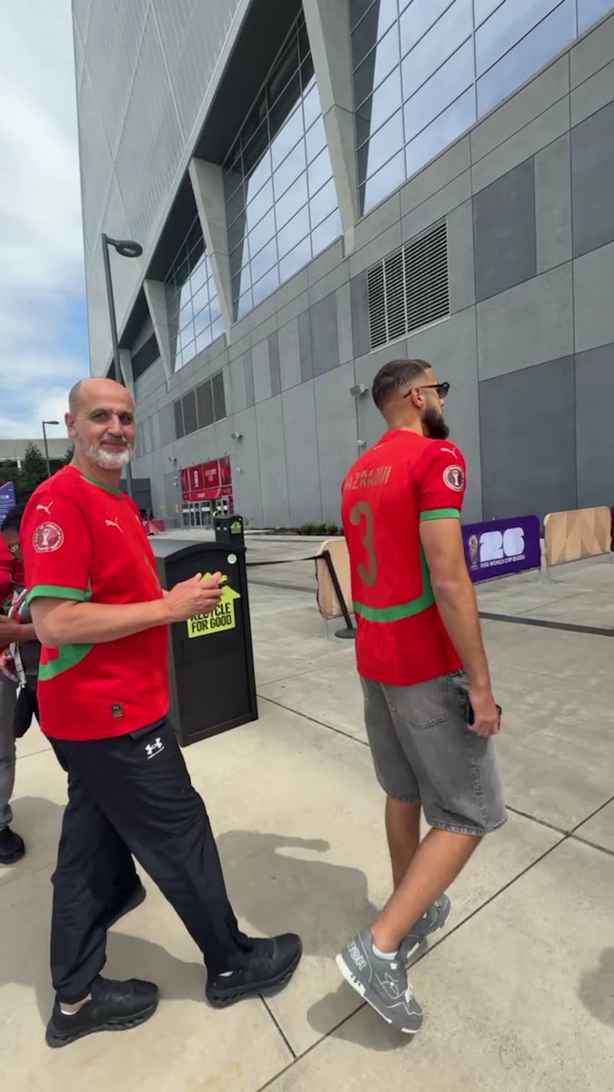 Le père et le frère de Mazraoui 🇲🇦 présents au stade pour soutenir les Lions de l’Atlas face à Haïti 🇭🇹